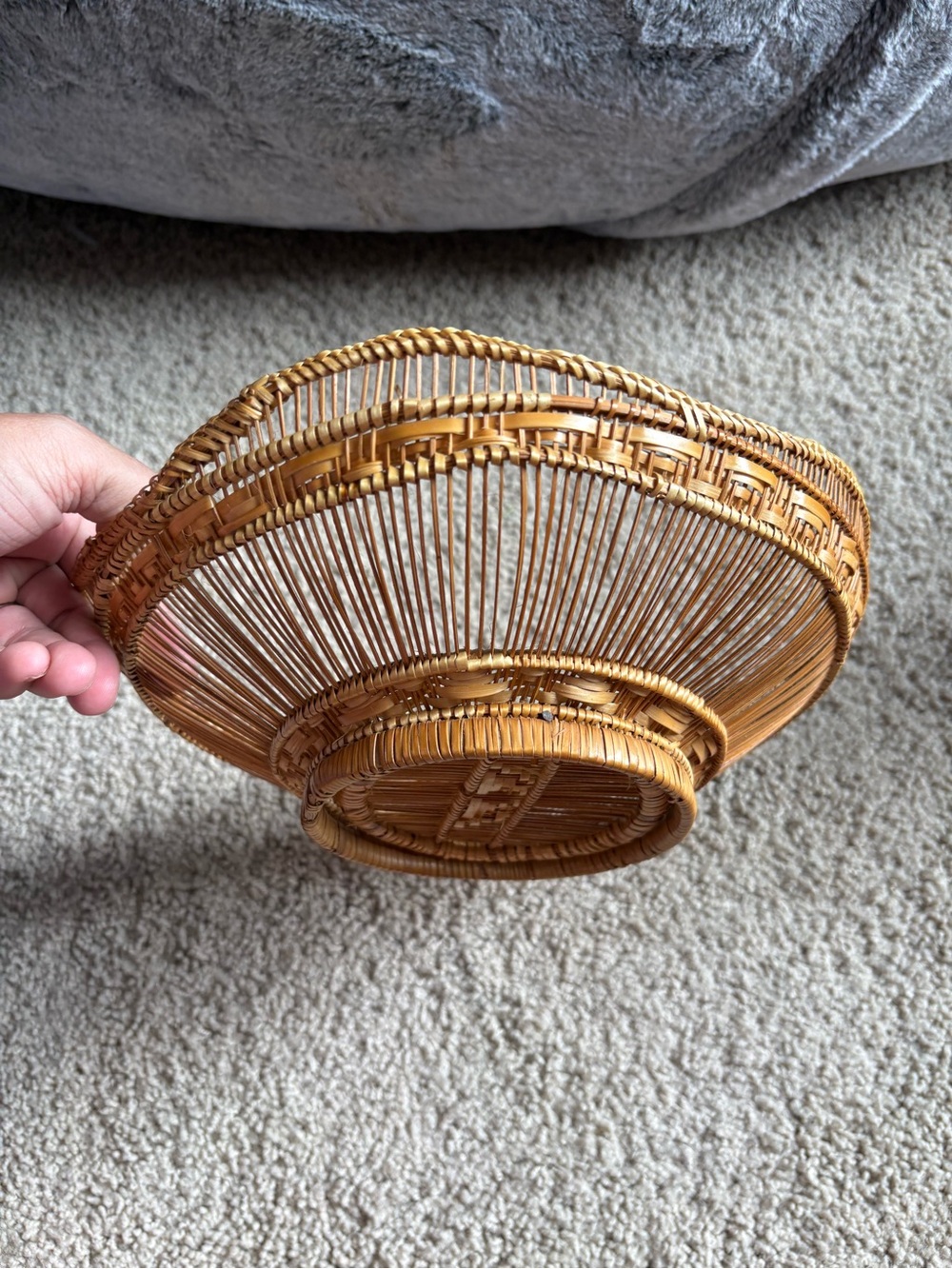 vintage mid-century footed round basket made of woven bamboo and pencil reed - Picture 2 of 9